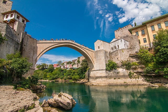 Stari most u Mostaru u bojama ukrajinske zastave