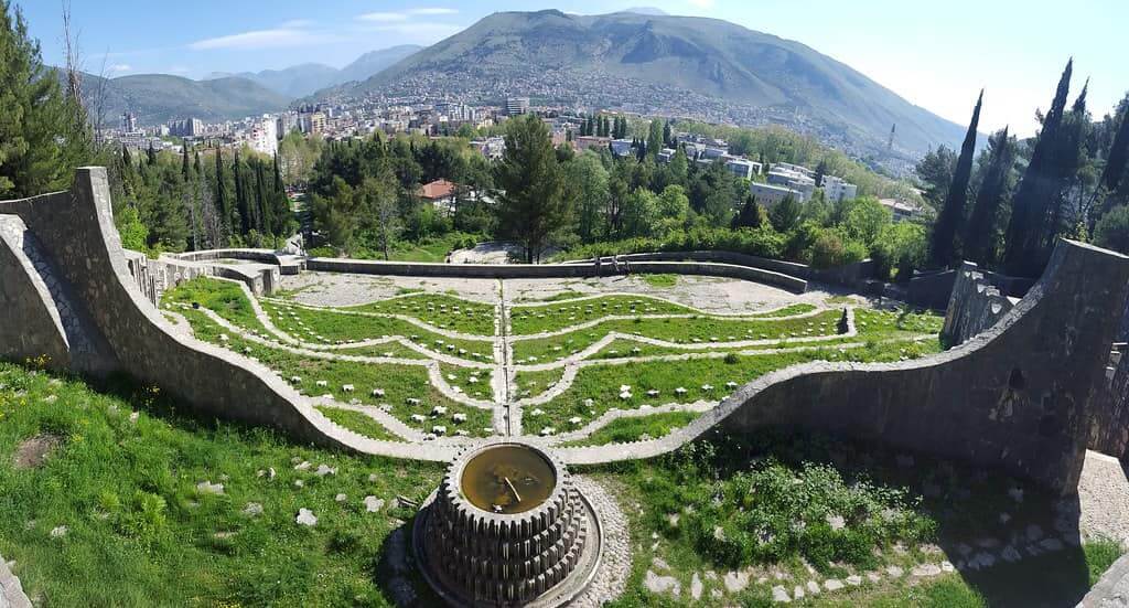 Gradonačelnik Kordić osudio vandalizam na Partizanskom groblju