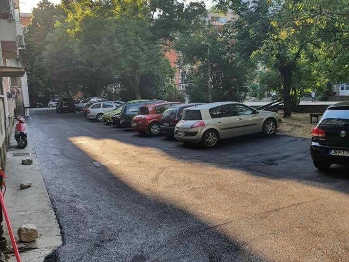 Kod Tržnice radovi na iscrtavanju horizontalne signalizacije, pozivaju se građani da uklone vozila