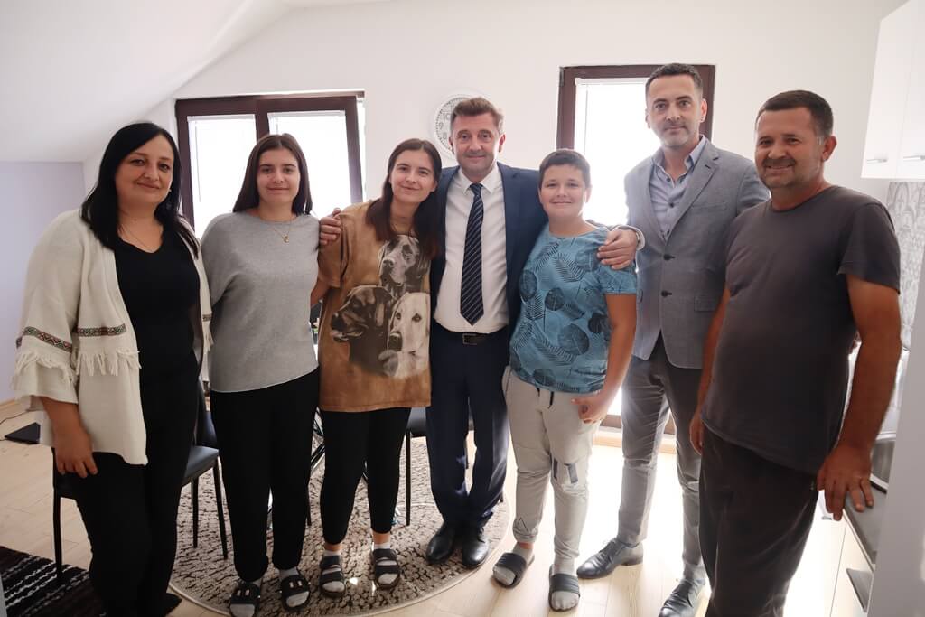 Kordić i Milivojević posjetili obitelj Marić iz Hodbine koja je dobila novi dom