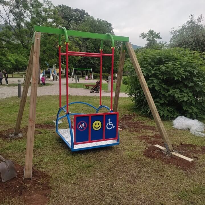 U parku Zrinjevac postavljena ljuljačka za djecu sa poteškoćama u razvoju