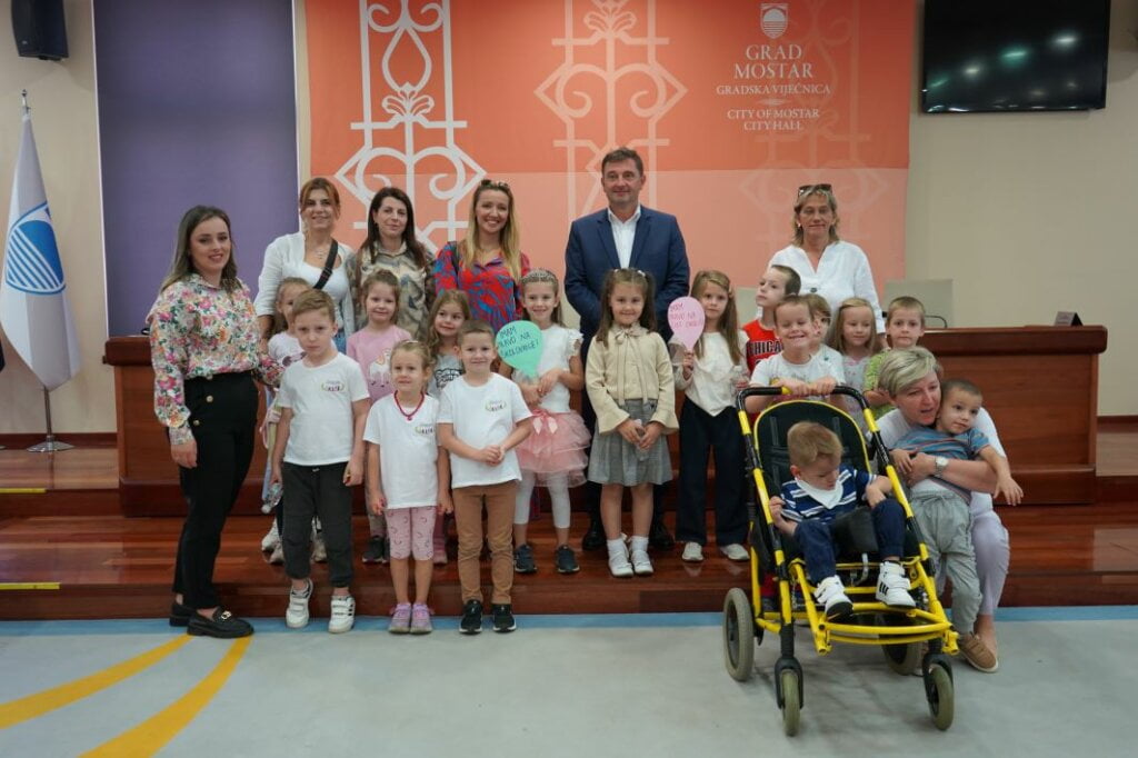 Mališani iz mostarskih vrtića u Gradskoj upravi s gradonačelnikom