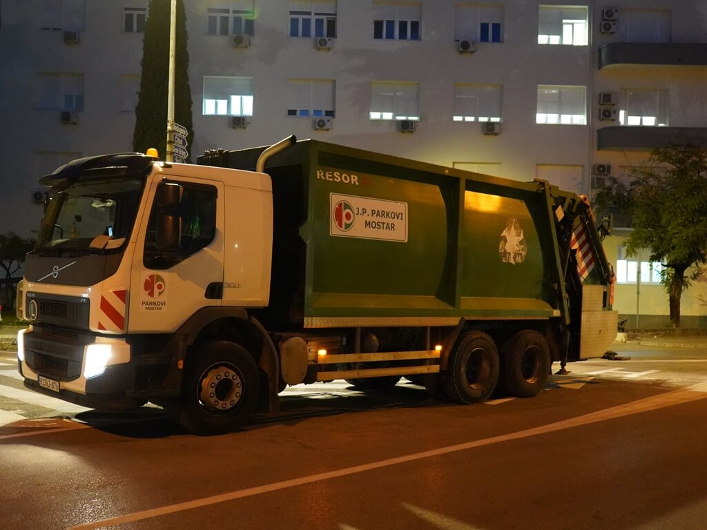 Djelatnici Javnog poduzeća Parkovi d.o.o. Mostar rade na uređenju Grada