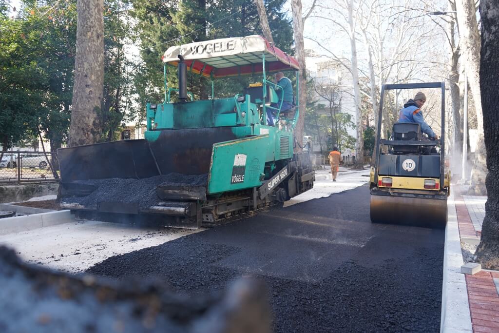 Polaganje prvog sloja asfalta u Ulici kralja Petra Krešimira lV