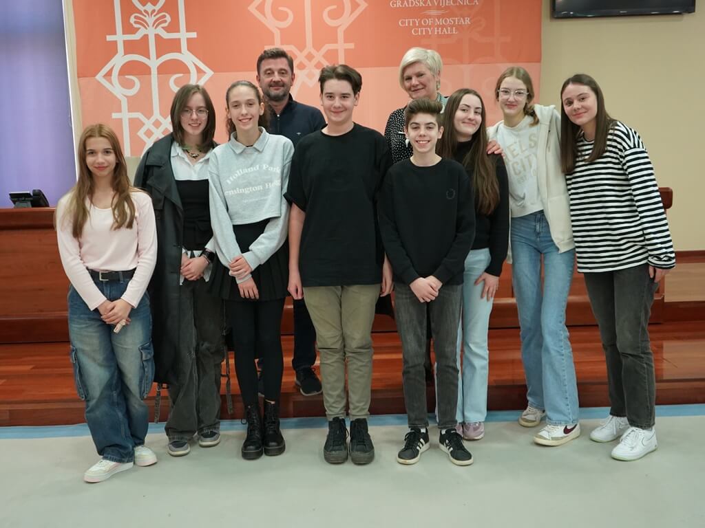 Gradonačelnik Kordić s članovima Civitas sekcije Osnovne škole 'Petra Bakule'
