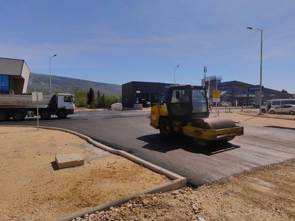 Počelo postavljanje završnog sloja asfalta na prometnici u Rodoču, dionica Čekrk-križanje za Aluminij - l faza