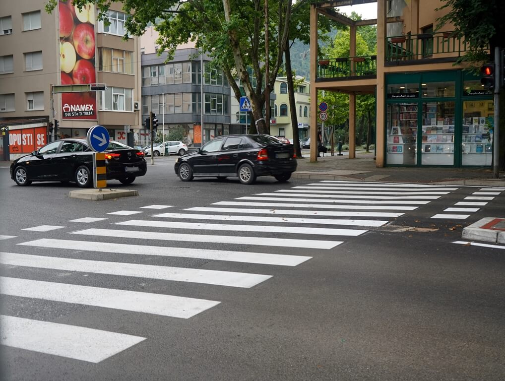 Iscrtavanjem horizontalne signalizacije završena l i ll faza rekonstrukcije Ulice kralja Petra Krešimira IV od zgrade Spajalica do Stadiona