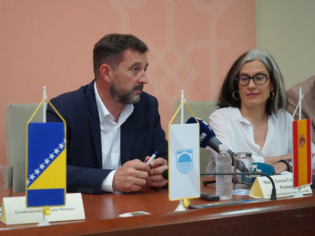 Veleposlanstvo Španjolske doniralo Mostaru šahovske figure za igru na otvorenom