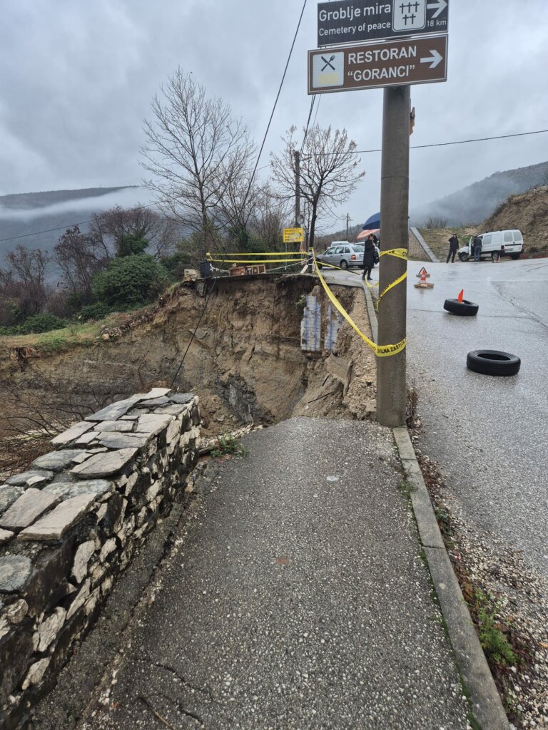 Odron zemlje na cestu u naselju Cim, gradske službe provode sigurnosne mjere