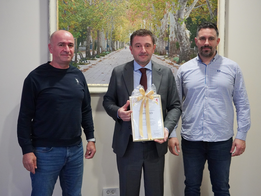 Gradonačelniku Kordiću zahvalnica organizatora Lige MZ Grada Mostara