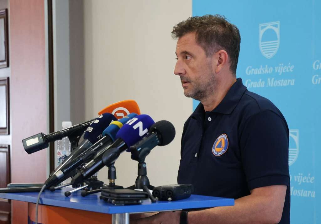 Situacija u Mostaru se stabilizirala, krenuo odvoz otpada iz grada